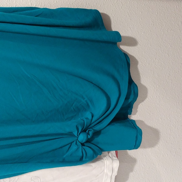 Old Navy Brand 3 pack of Tanks Size Medium - Picture 2 of 6